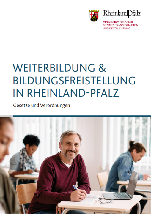 Titelbild zur Broschüre "Weiterbildung und Bildungsfreistellung in Rheinland-Pfalz". Das Titelbild zeigt Erwachsene in einem Kursraum. Ein Mann mit dunkelrotem Pullover lächelt freundlich in die Kamera. 