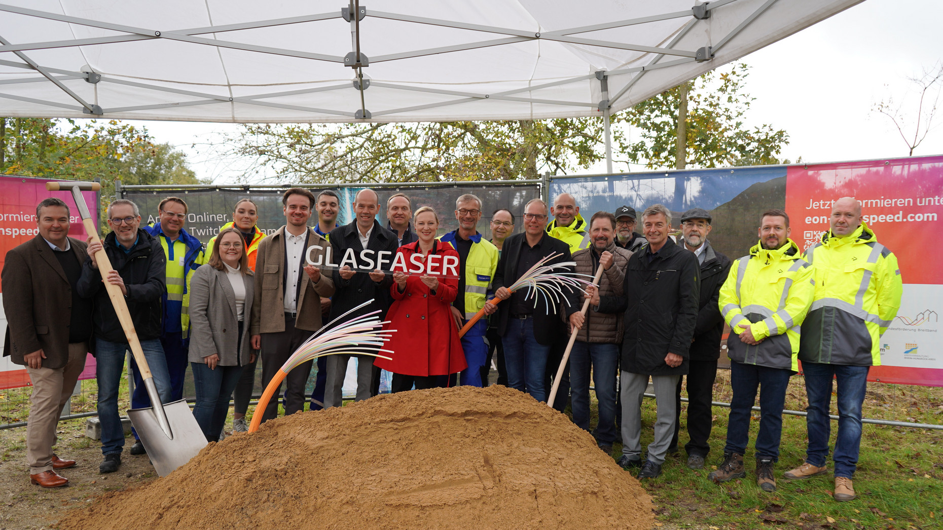 Gruppenfoto der Bescheidübergabe an den Rhein-Hunsrück-Kreis und symbolischer Spatenstich in Urbar