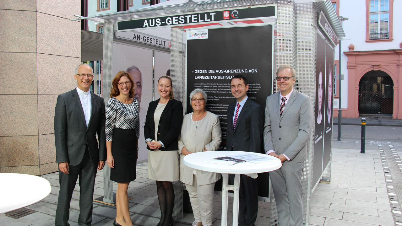 Ausstellung "Stell mich ein, nicht aus" macht Station im Hof des Arbeitsministeriums.