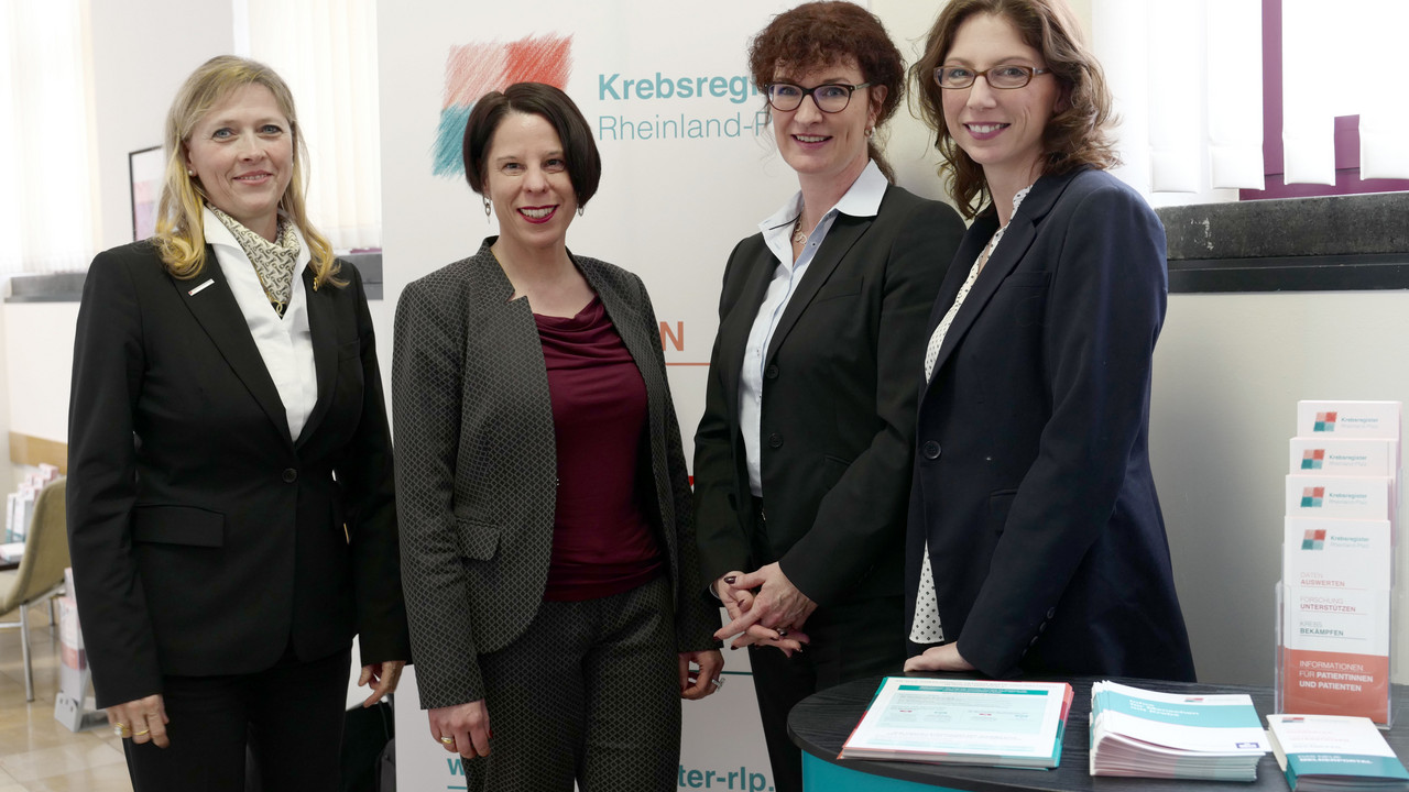 Das Gruppenfoto der gemeinsamen Pressekonferenz Krebsregister Rheinland-Pfalz zeigt von links nach rechts: Frau Dr. Babette Simon, Vorstandsvorsitzende und Medizinischer Vorstand der Universitätsmedizin Mainz; Frau Dr. Sylke Zeißig, Ärztliche Leiterin des Krebsregisters; Frau Antje Swietlik, Geschäftsführerin der Krebsregister Rheinland-Pfalz gGmbH, und Frau Sabine Bätzing-Lichtenthäler, Ministerin für Soziales, Arbeit, Gesundheit und Demographie Rheinland-Pfalz