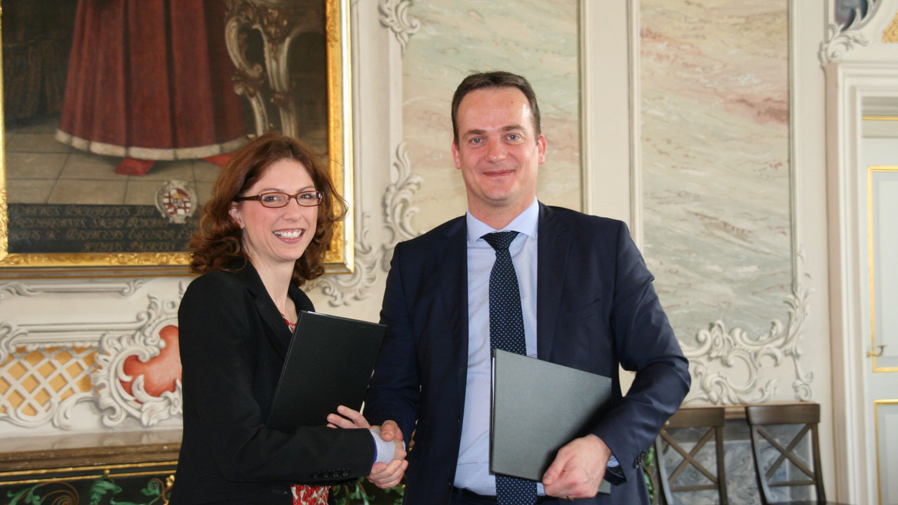 Der Ministerpräsident der Deutschsprachigen Gemeinschaft Belgiens, Oliver Paasch, und die rheinland-pfälzische Arbeitsministerin Sabine Bätzing-Lichtenthäler unterzeichneten heute in Trier eine bilaterale Vereinbarung über die grenzüberschreitende Zusammenarbeit auf dem Gebiet der beruflichen Bildung
