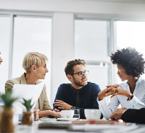 Gruppe von Arbeitskräften in einem Meeting 