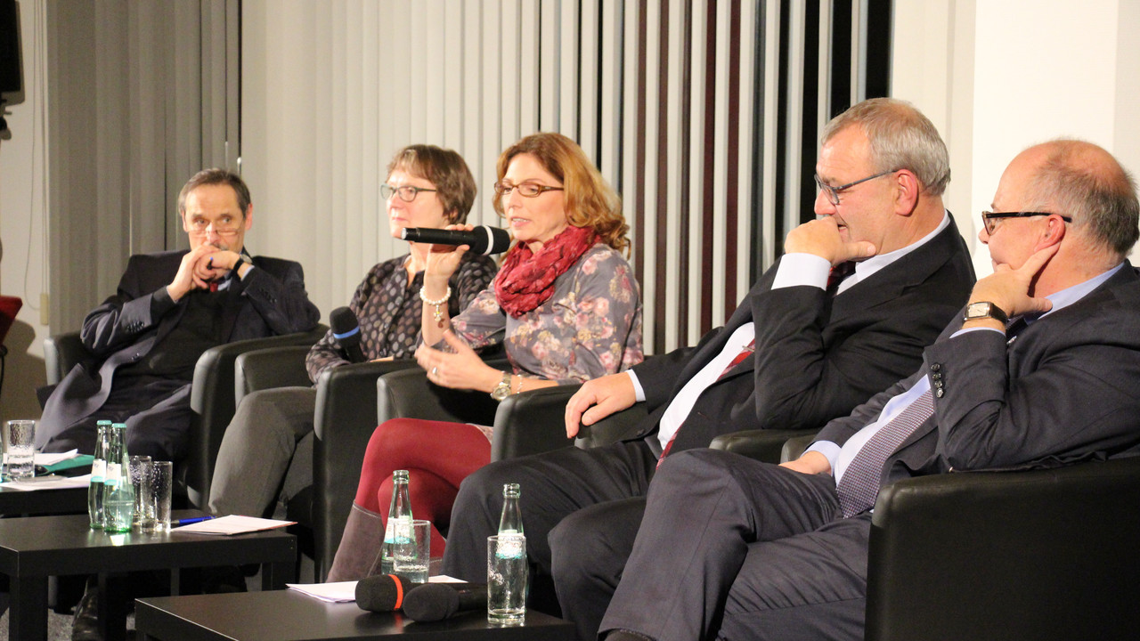 Sozialministerin Sabine Bätzing-Lichtenthäler im Gespräch mit Prof. Dr. Georg Cremer, Maria Ohlig, Dietmar Muscheid und Albrecht Bähr