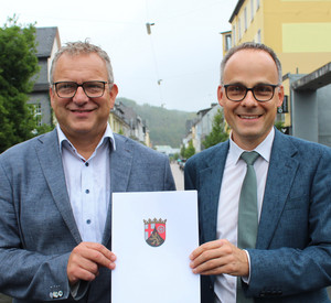 Stadtbürgermeister Berno Neuhoff und Staatssekretär Dr. Denis Alt mit Bewilligungsbescheid