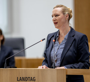 Ministerin Dörte Schall spricht im Plenum des Landtags Rheinland-Pfalz 