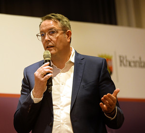 Minister Alexander Schweitzer beim Strategietag zur Digitalstrategie für Rheinland-Pfalz