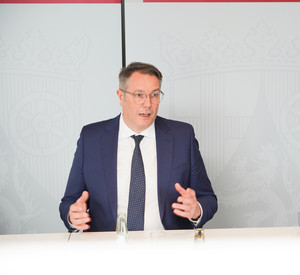 Minister Schweitzer bei der Pressekonferenz Studienvorstellung "digi2care"