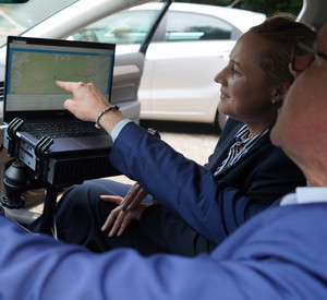 Ministerin mit Mitarbeiter aconium im Auto 